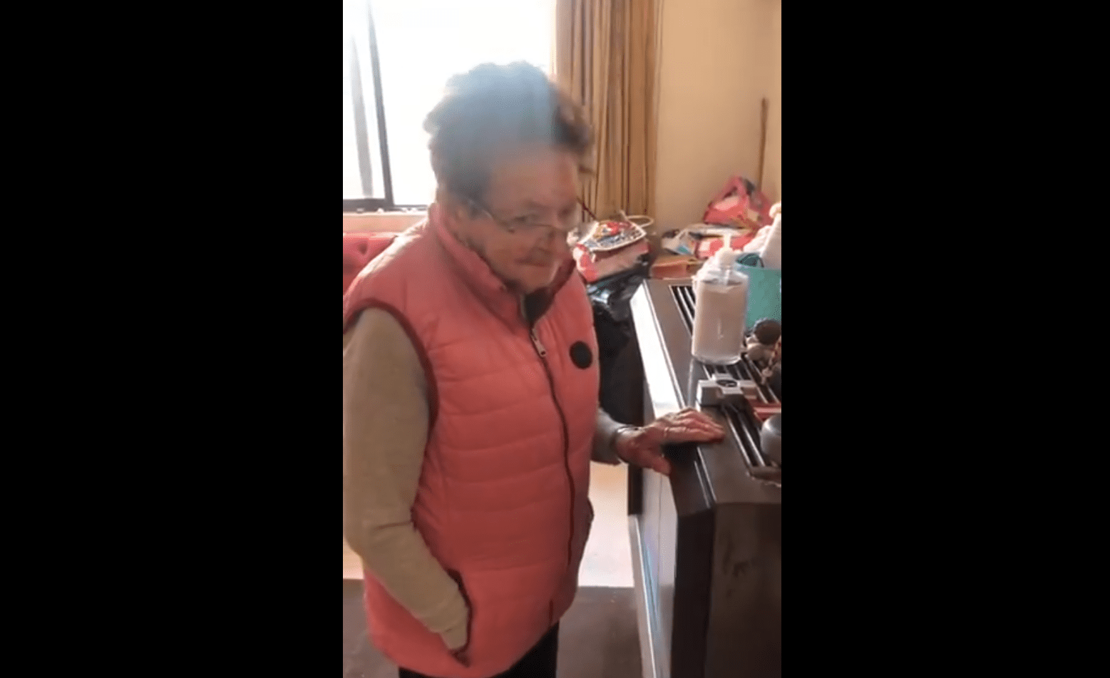 La abuela sonriendo escuchando música en el Amazon Echo Dot. | Foto: Twitter/sophiasinefe