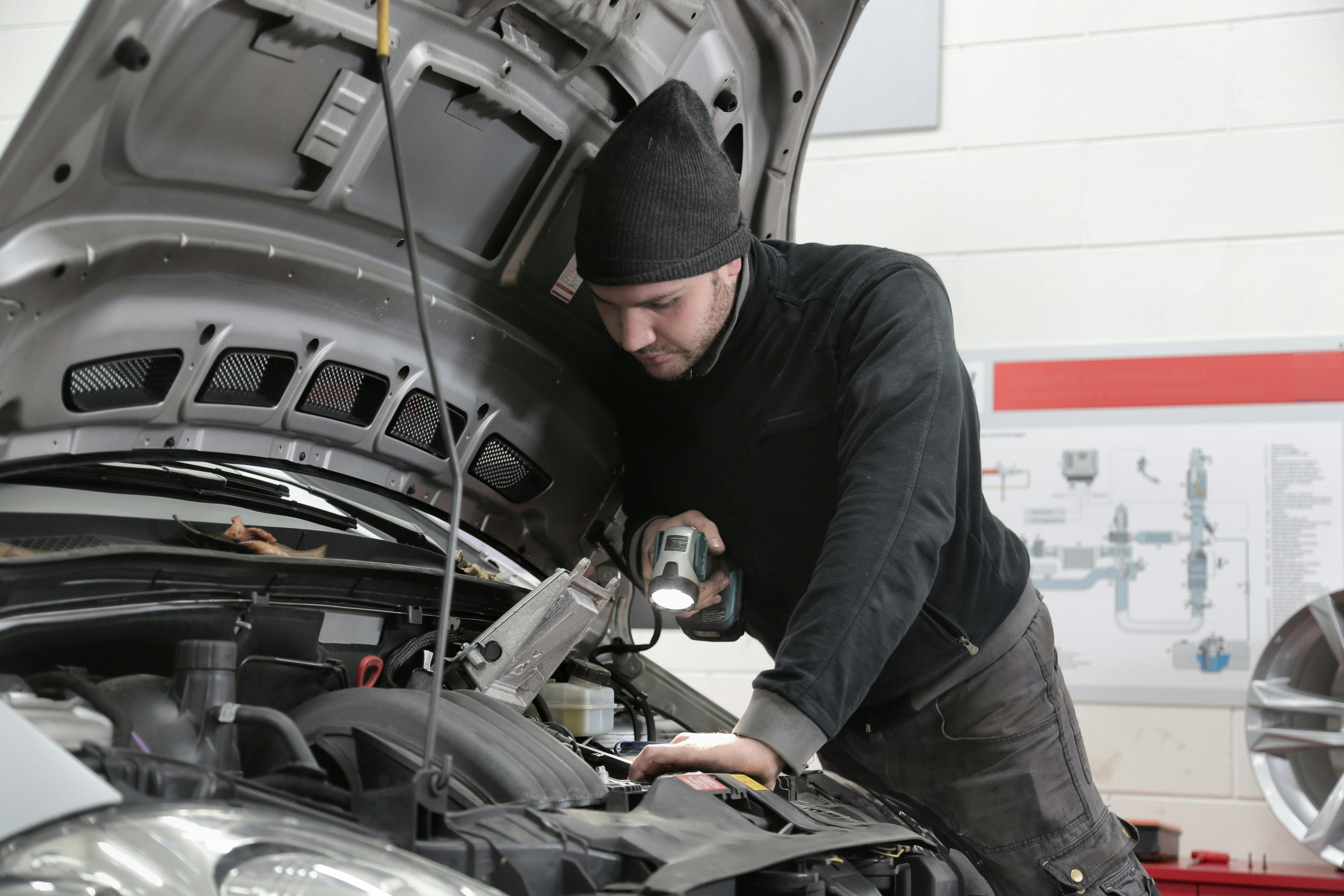 A mechanic fixing a car | Source: Pexels