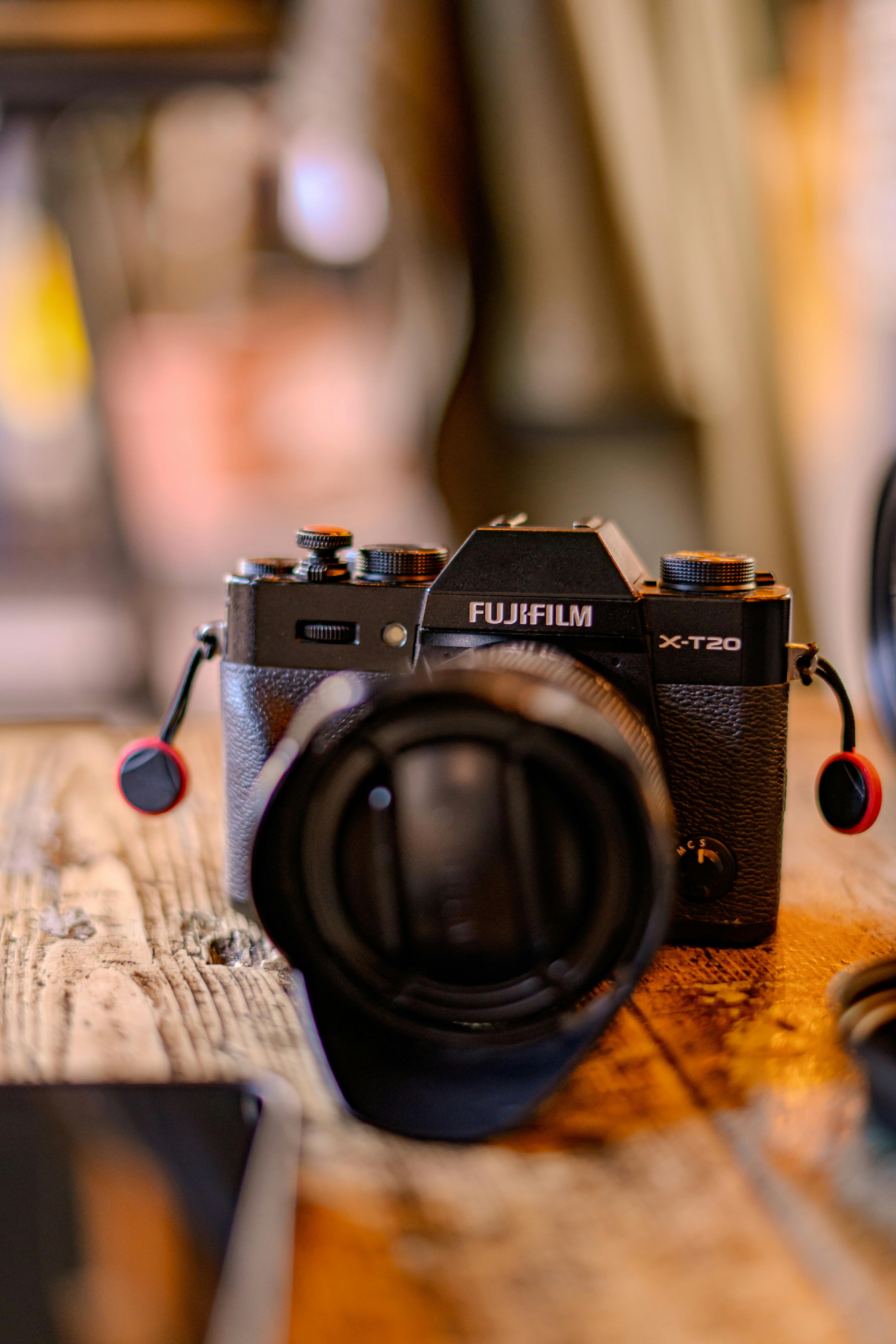A camera set up on a table | Source: Pexels