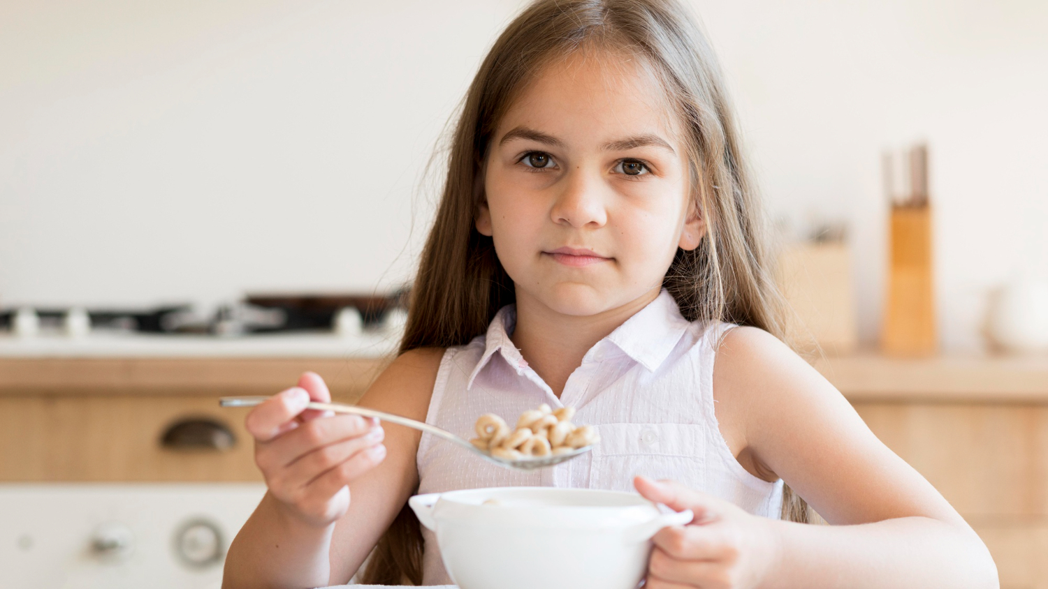 A girl eating cereal | Source: Freepik