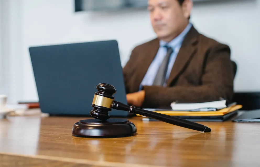 Anne a dû poursuivre son frère en justice. | Source : Pexels