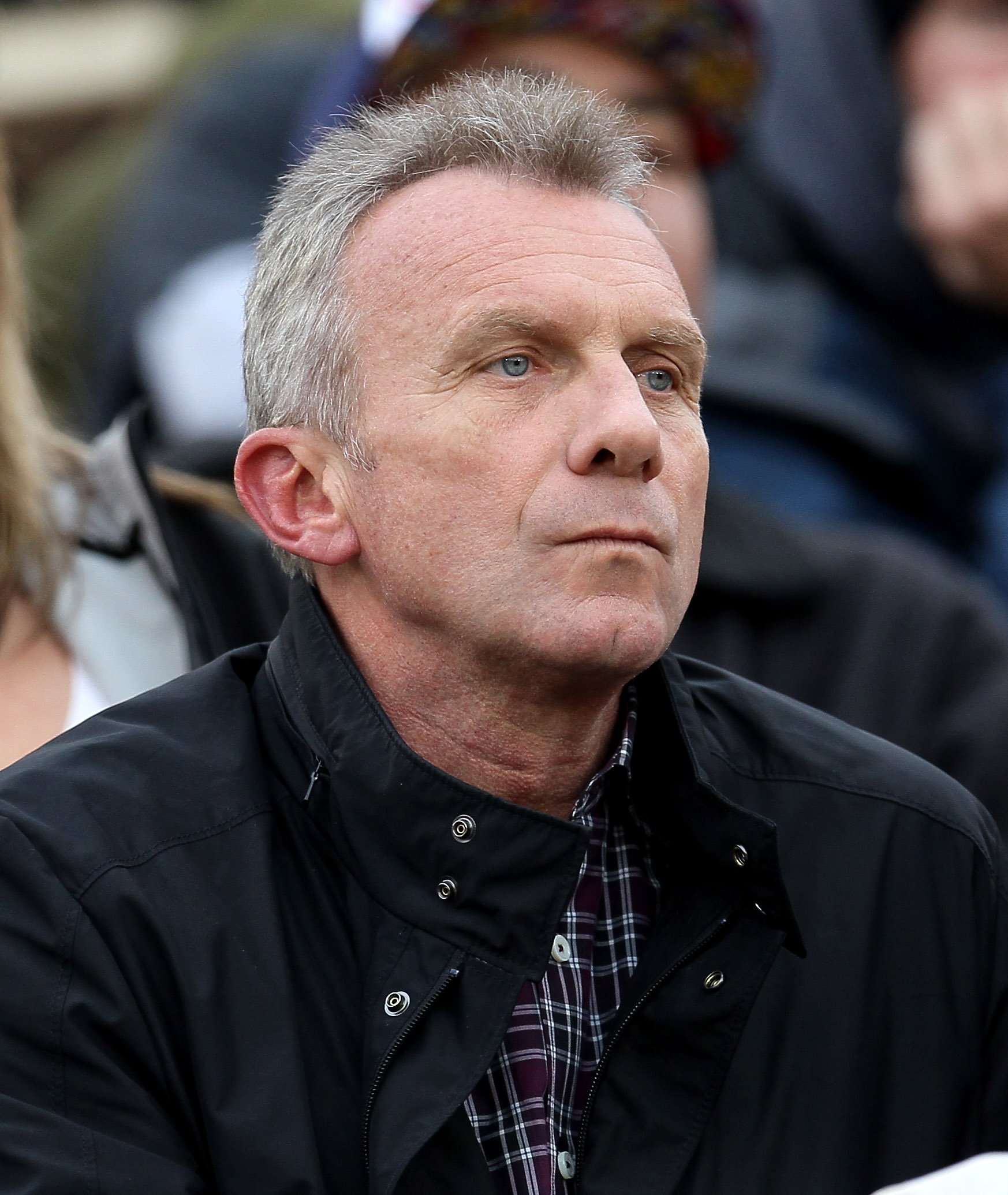 Joe Montana watching a game between the Washington Huskies and the USC Trojans at the Los Angeles Memorial Coliseum on November in Los Angeles, California | Photo: Stephen Dunn/Getty Images