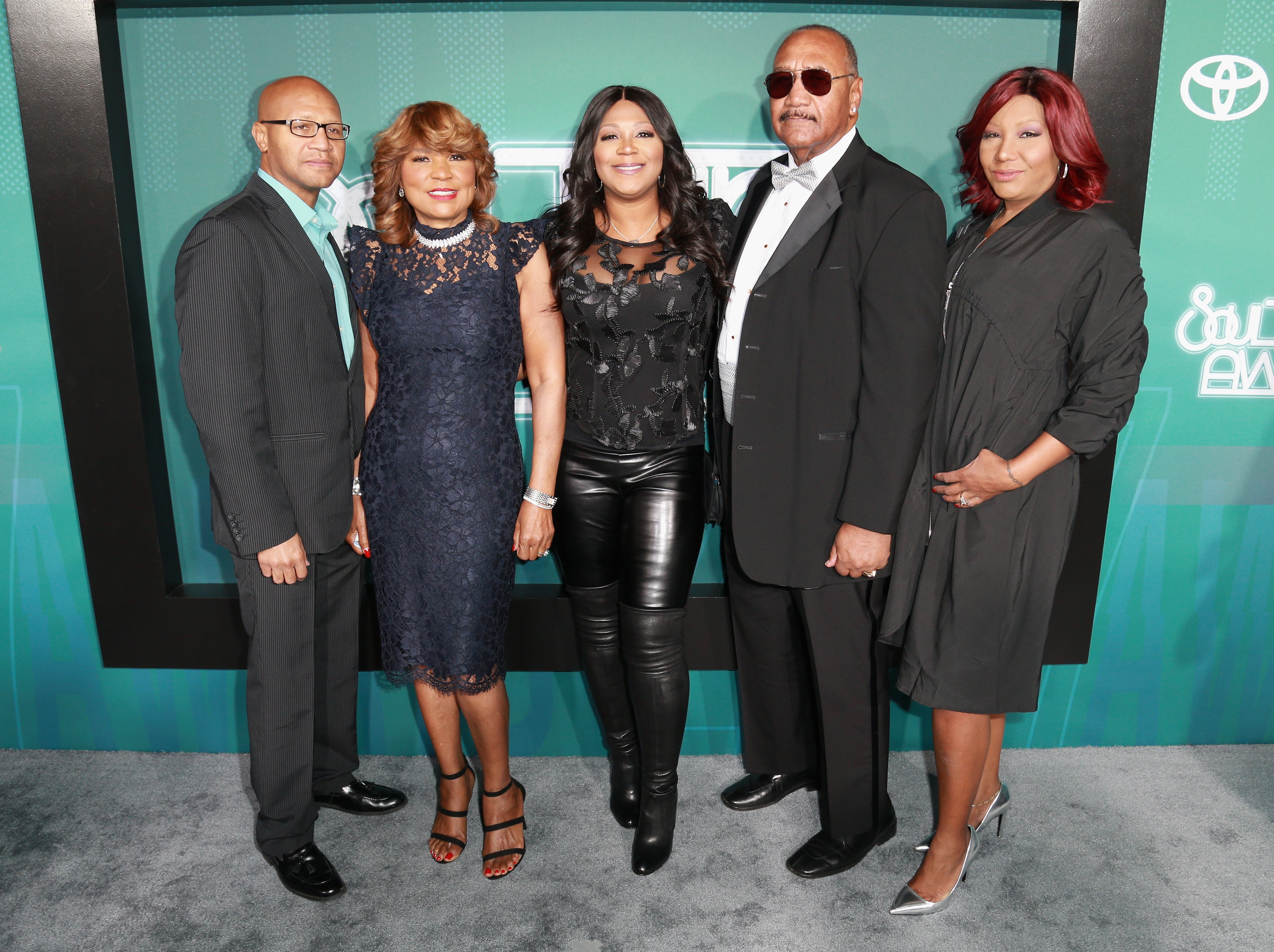 Michael Braxton Jr. with his mother, Evelyn Braxton, sisters, Trina and Traci Braxton, and father, Michael Braxton at the 2017 Soul Train Awards. | Photo: Getty Images