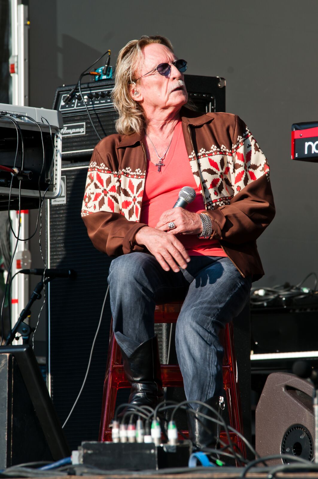 ​   Le chanteur Christophe avec un micro dans sa main. | Photo : GettyImage