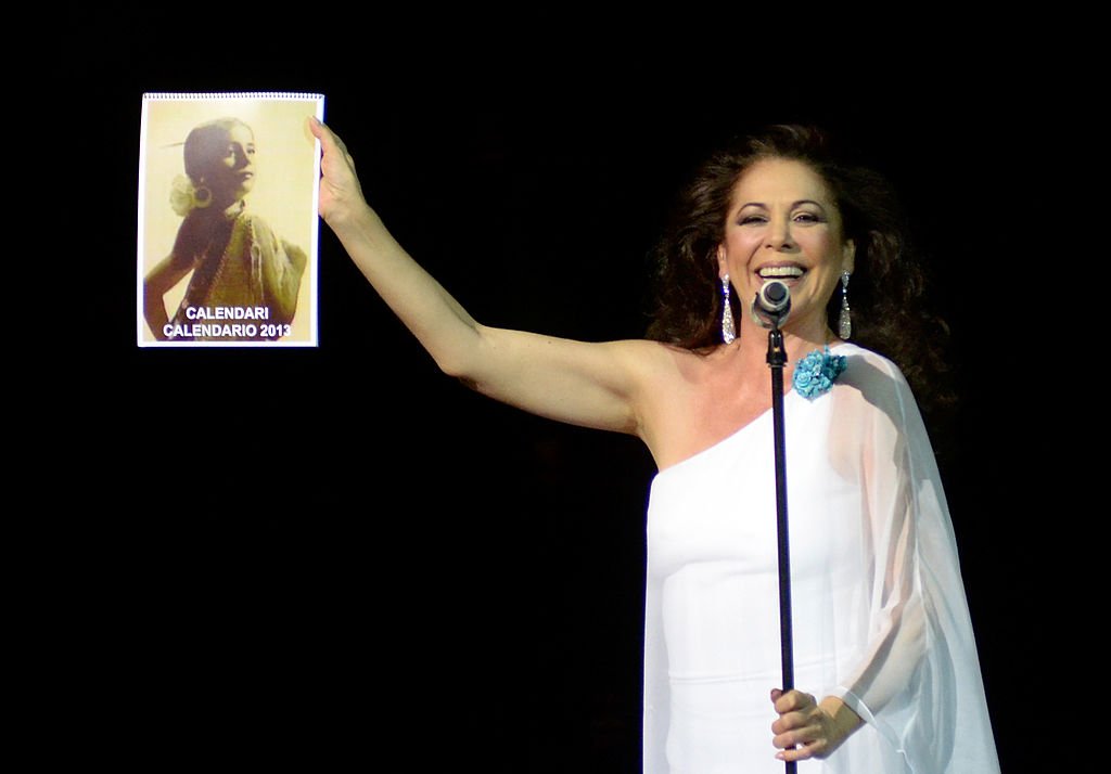 Isabel Pantoja saluda en el escenario. | Foto: Getty Images Isabel Pantoja saluda en el escenario. | Foto: Getty Images