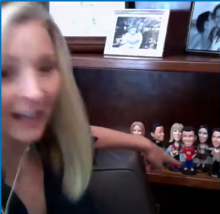 Lisa Kudrow's office as seen in a video dated May 27, 2020 | Source: youtube.com/JimmyKimmelLive