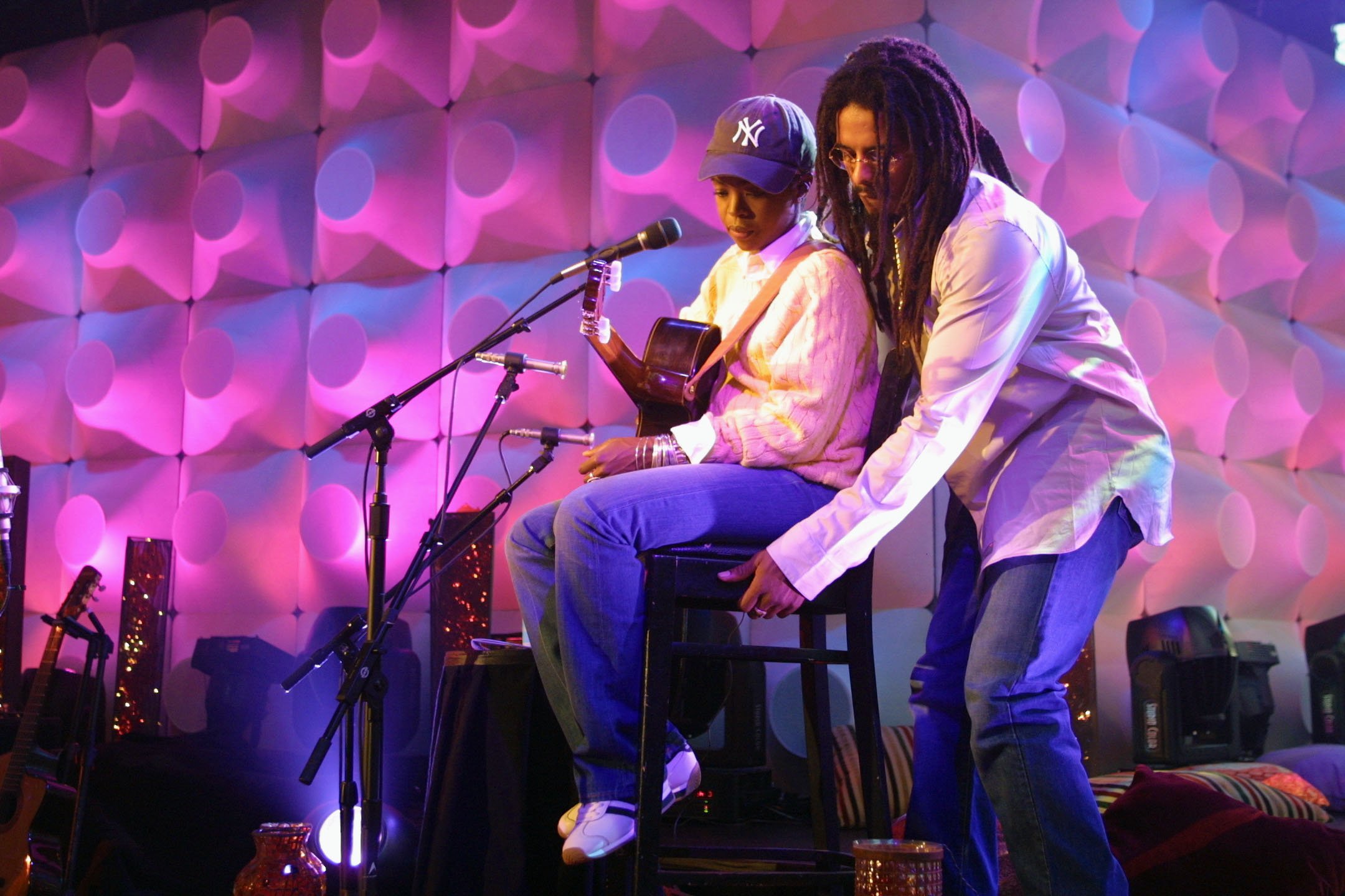 Rohan Marley helping out Lauryn Hill during rehearsals for 'MTV Unplugged' at the MTV Studios in New York City on Jul. 21, 2001. | Photo: Getty Images