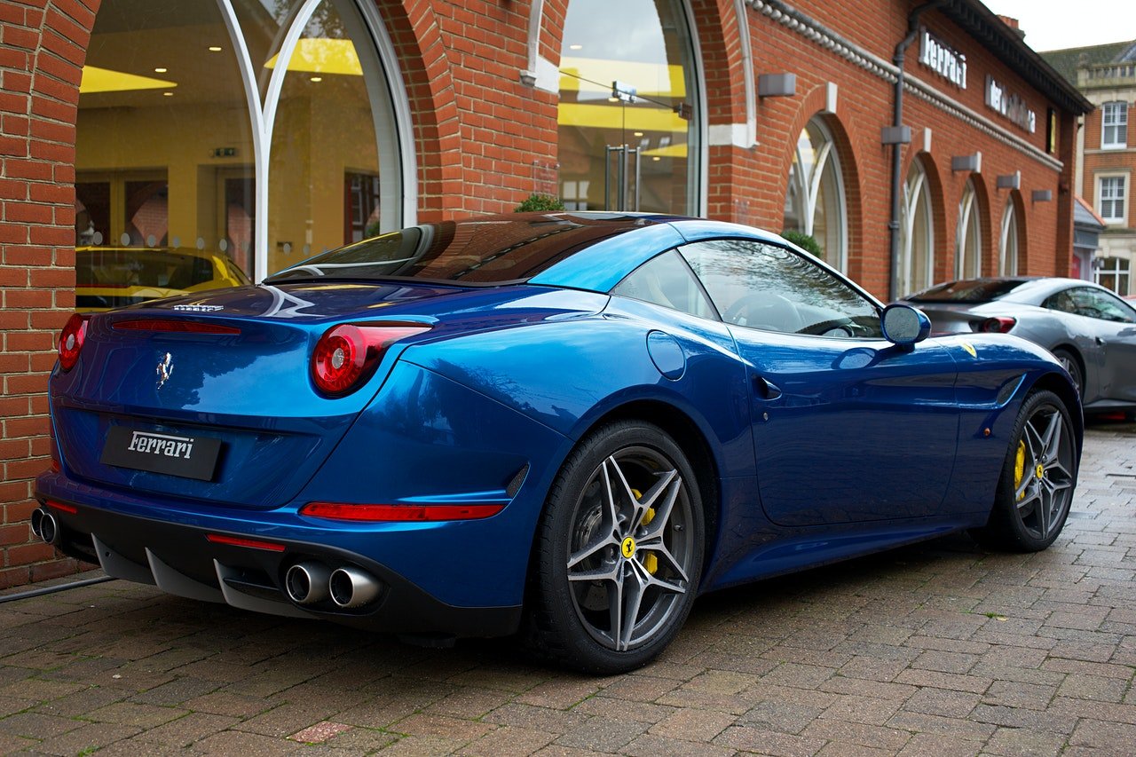 Photo of blue Ferrari parked by the road | Photo: Pexels