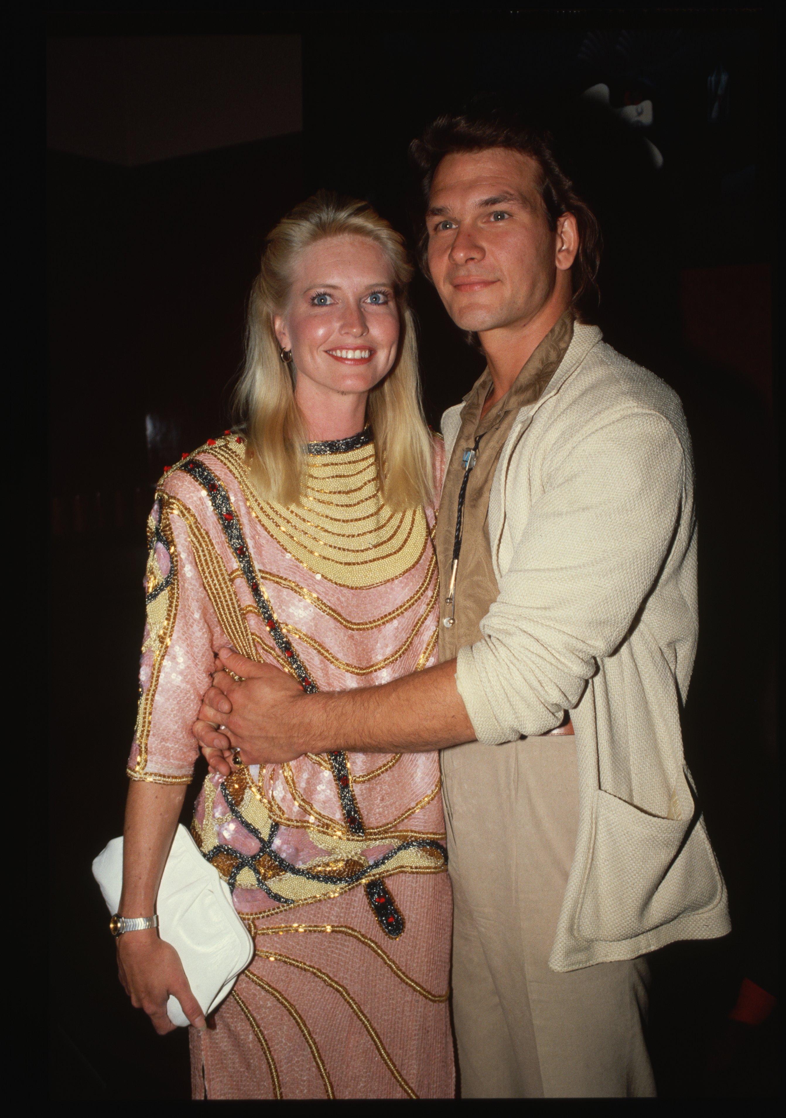 Patrick Swayze embraces his wife Lisa Niemi, 1987 | Photo: GettyImages