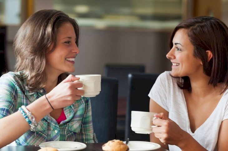 Deux femmes qui se sourient | photo : Shutterstock