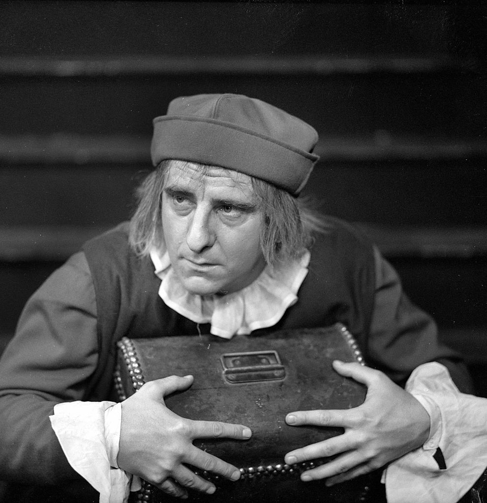 Michel Aumont dans "L'Avare" de Molière. Paris, Comédie-Française, septembre 1969. | Photo : Getty Images Michel Aumont dans "L'Avare" de Molière. Paris, Comédie-Française, septembre 1969. | Photo : Getty Images