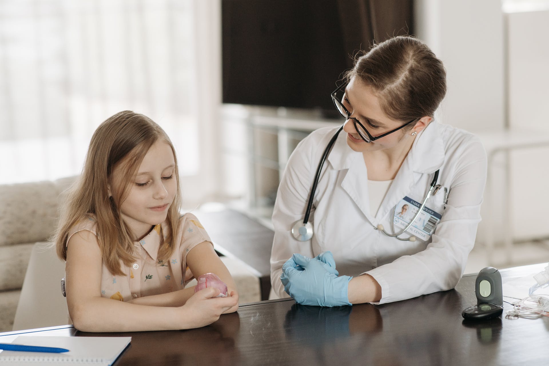 Doctor talking to little girl | Source: Pexels