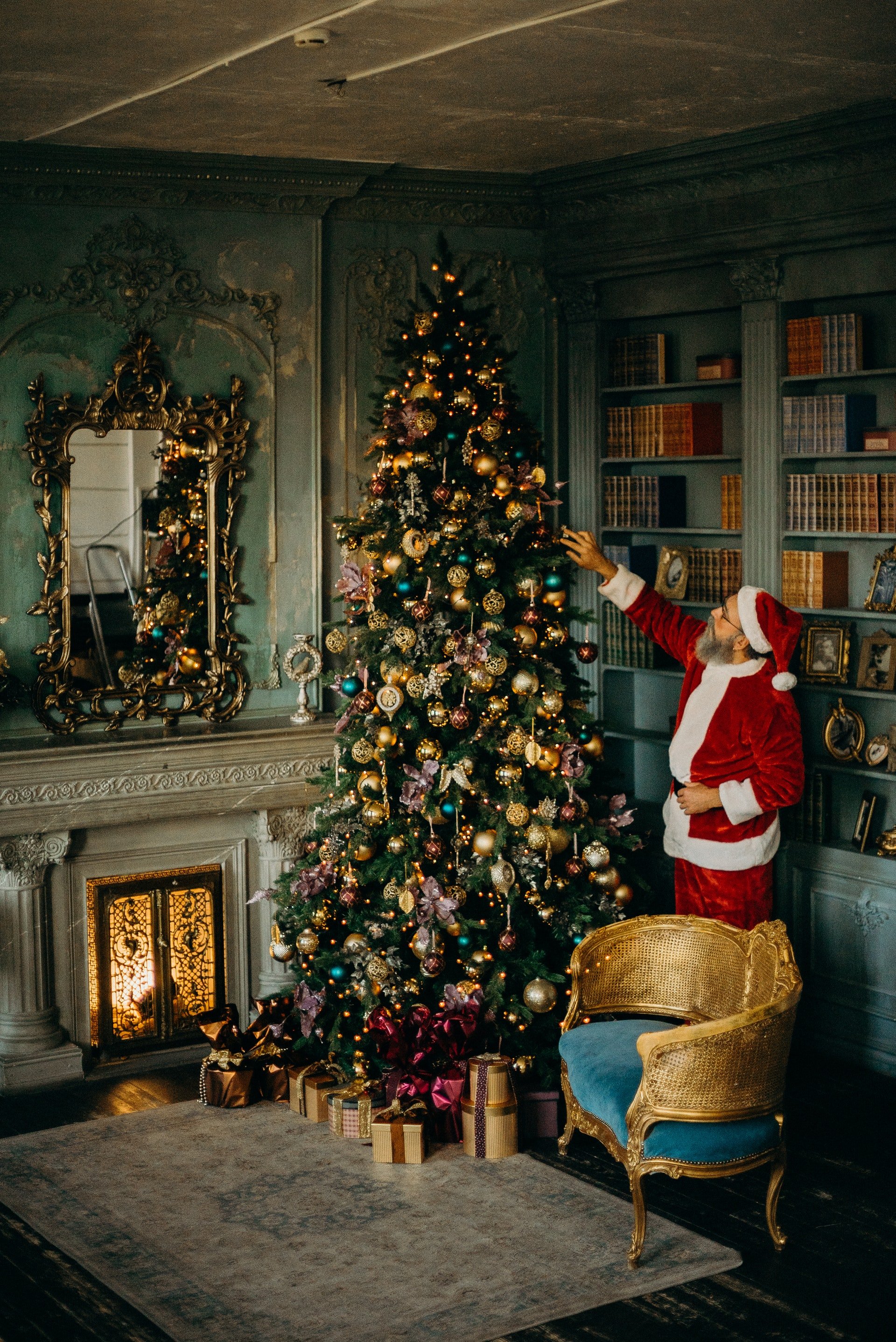 Photo of Santa Claus decorating a christmas tree | Photo: Pexels