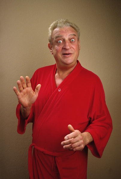 Rodney Dangerfield poses during a 1987 Beverly Hills, California photo portrait session | Photo: Getty Images