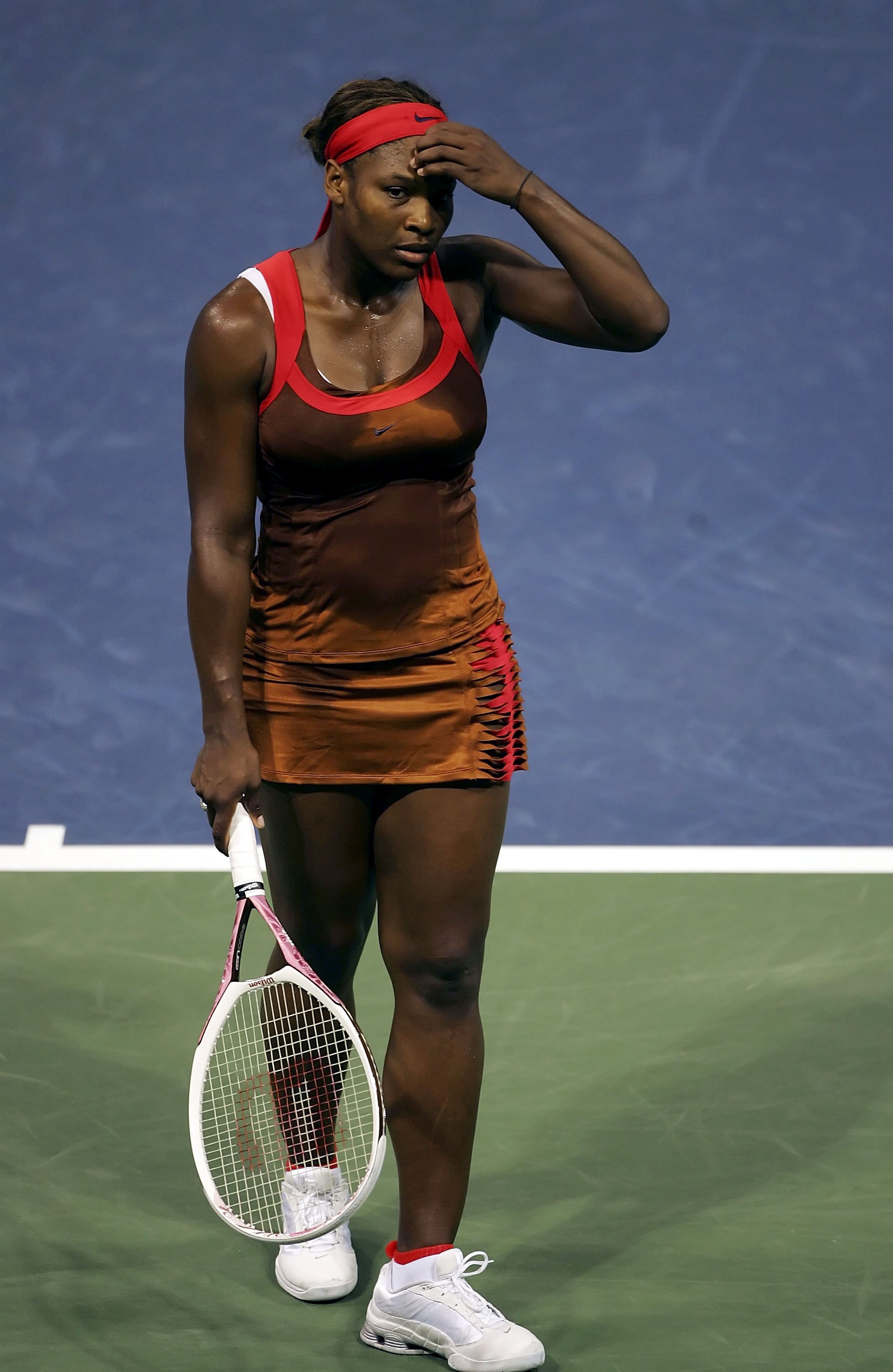 Serena Williams in action on Day 2 of the JP Morgan Chase Open on August 8, 2006 | Source: Getty Images
