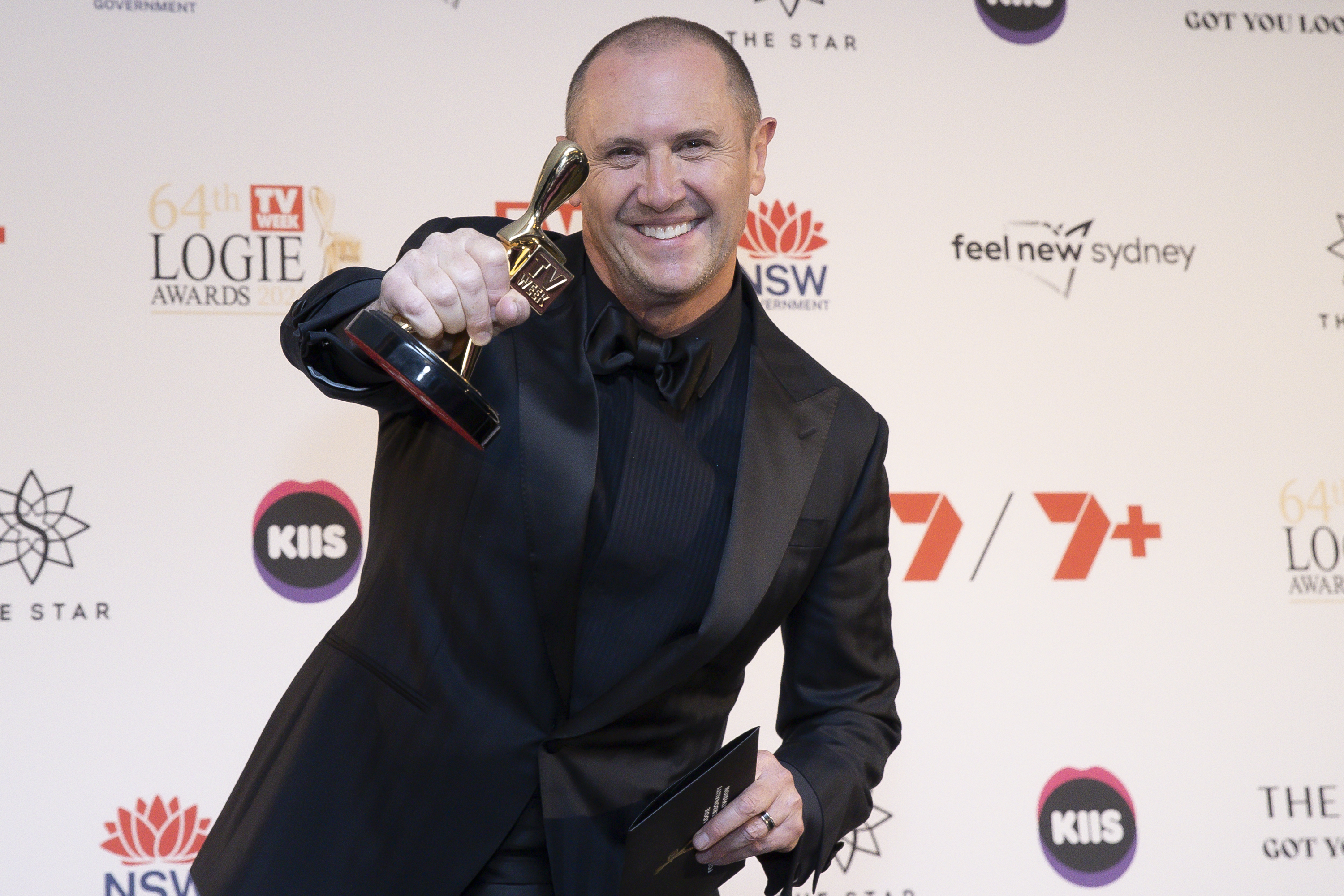 Larry Emdur posing with his award at the 64th TV Week Logie Awards in Sydney, Australia on August 18, 2024 | Source: Getty Images