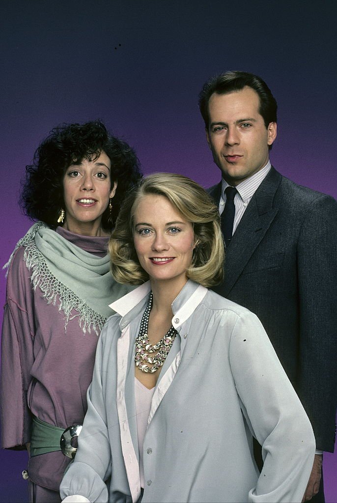 Allyce Beasley; Cybill Shepherd; Bruce Willis en Luz de Luna, en enero de 1985. | Foto: Getty Images.