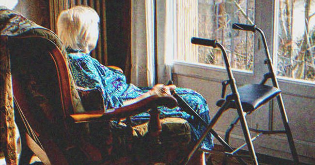 Anciana sentada ante una ventana, con su andador a su lado. | Foto: Shutterstock
