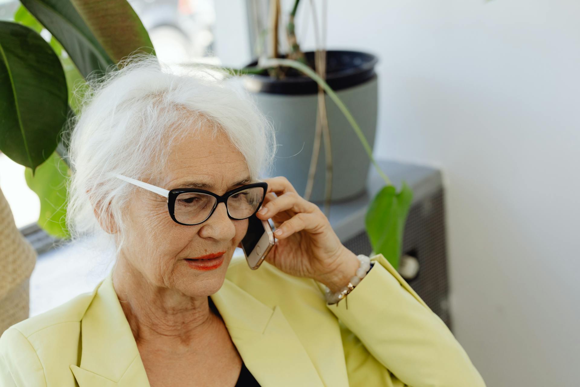 An older lady talking on the phone | Source: Pexels