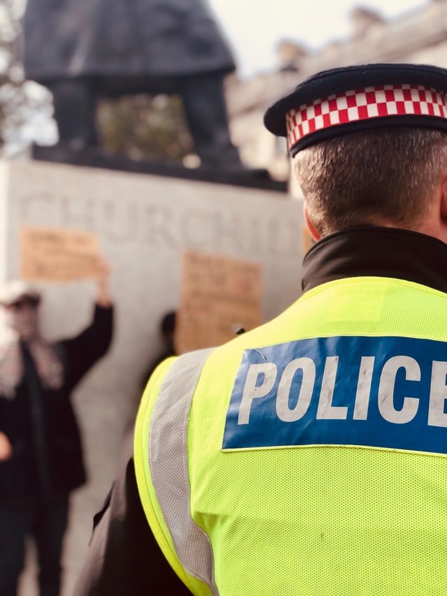 Un policier qui fait des recherches | Photo : Unsplash