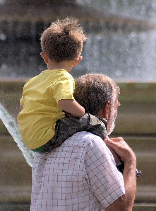Abuelo lleva a su nieto sobre los hombros. | Foto: Pixabay