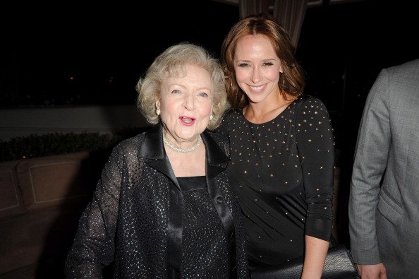 Betty White and Jennifer Love Hewitt at Sunset Tower on January 10, 2011 in West Hollywood, California. | Photo: Getty Images