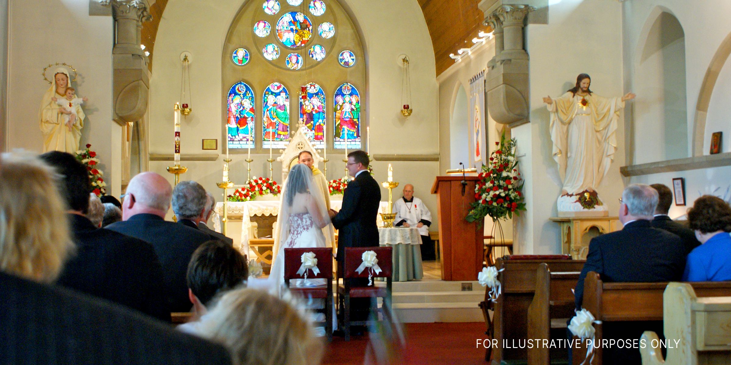 Couple at altar in church | Source: Flickr