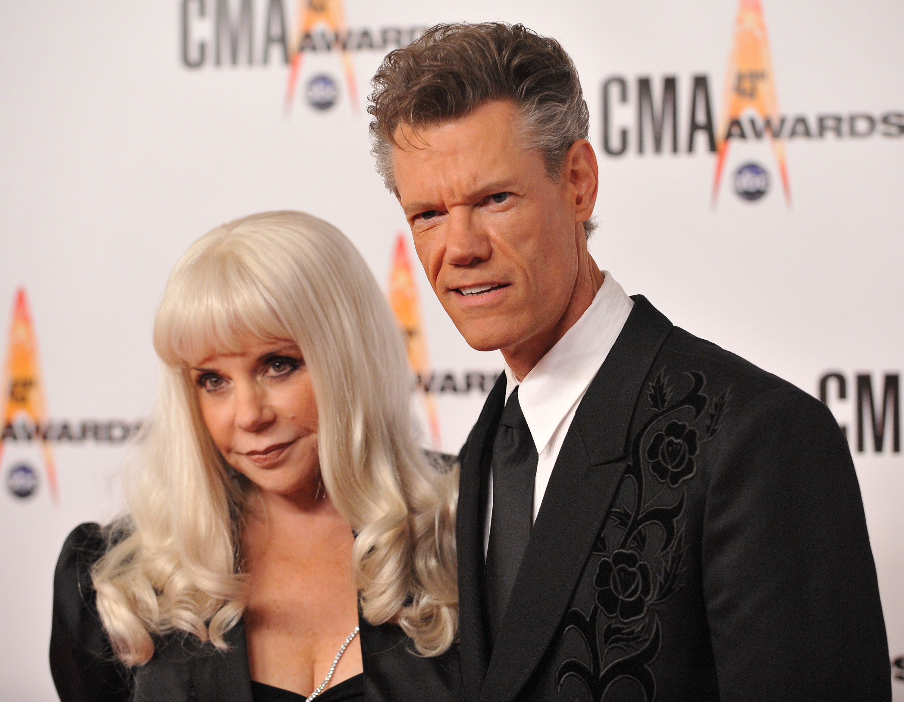 Randy Travis and Elizabeth Hatcher-Travis at the 43rd Annual CMA Awards on November 11, 2009, in Nashville, Tennessee. | Source: Getty Images