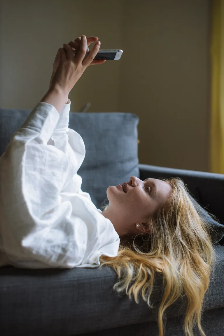 Elle reçoit un message de la banque l'avertissant qu'Ashton lui a envoyé l'argent, mais il est trop tard. | Source : Pexels