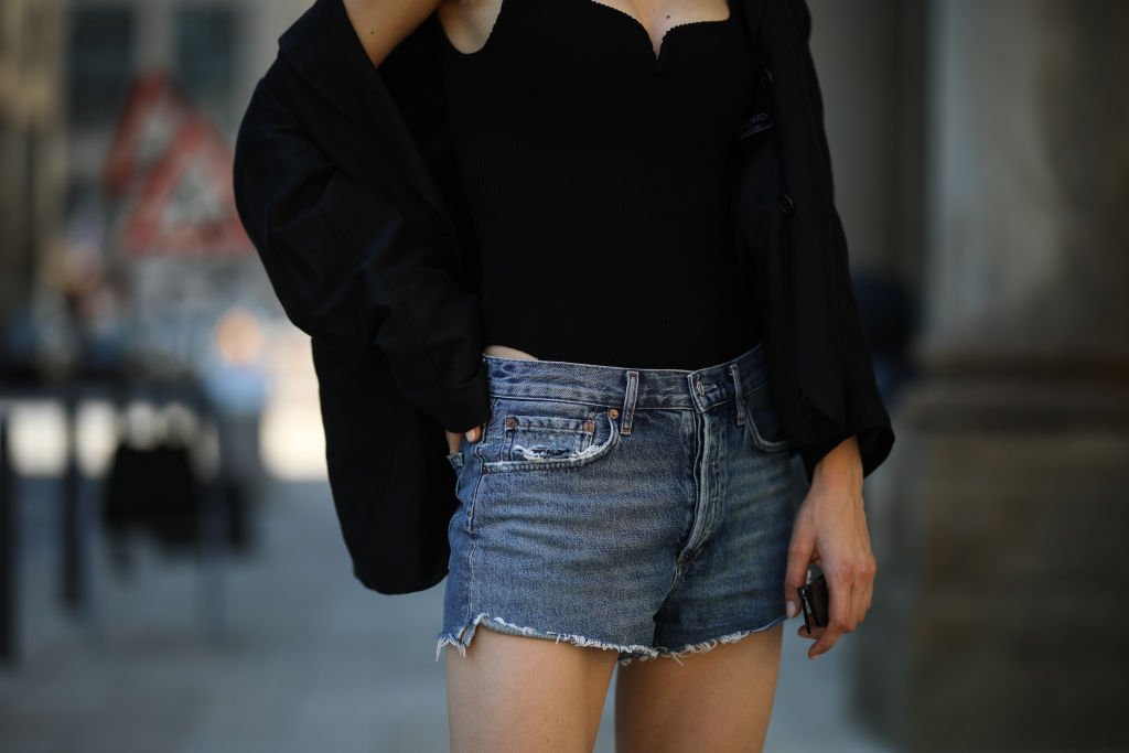 Eva Staudinger portant un short en jean le 31 juillet 2020. l Source : Getty Images