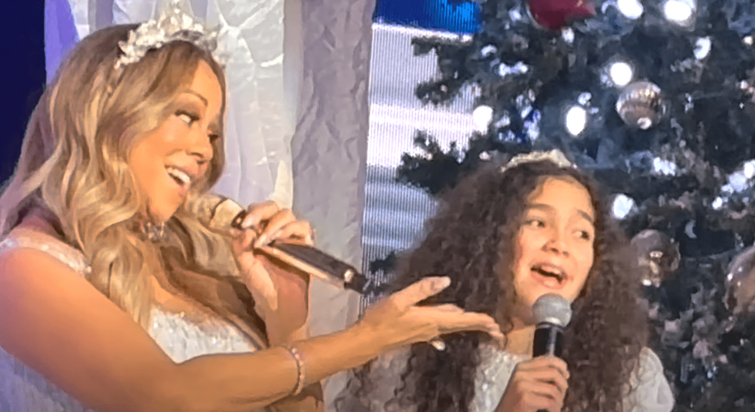 Mariah Carey, kızı Monroe Cannon ile 9 Aralık 2022'de Ontario, Kanada'da şarkı söylüyor.  |  Kaynak: youtube.com/Carey Sağlık ve Şifa Üzerine