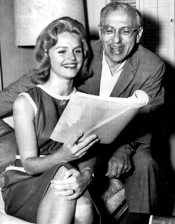 Lee Remick rehearsing with director George Cukor for the movie "Something's Got to Give" in 1962 | Photo:  UPI, Public domain, Wikimedia Commons