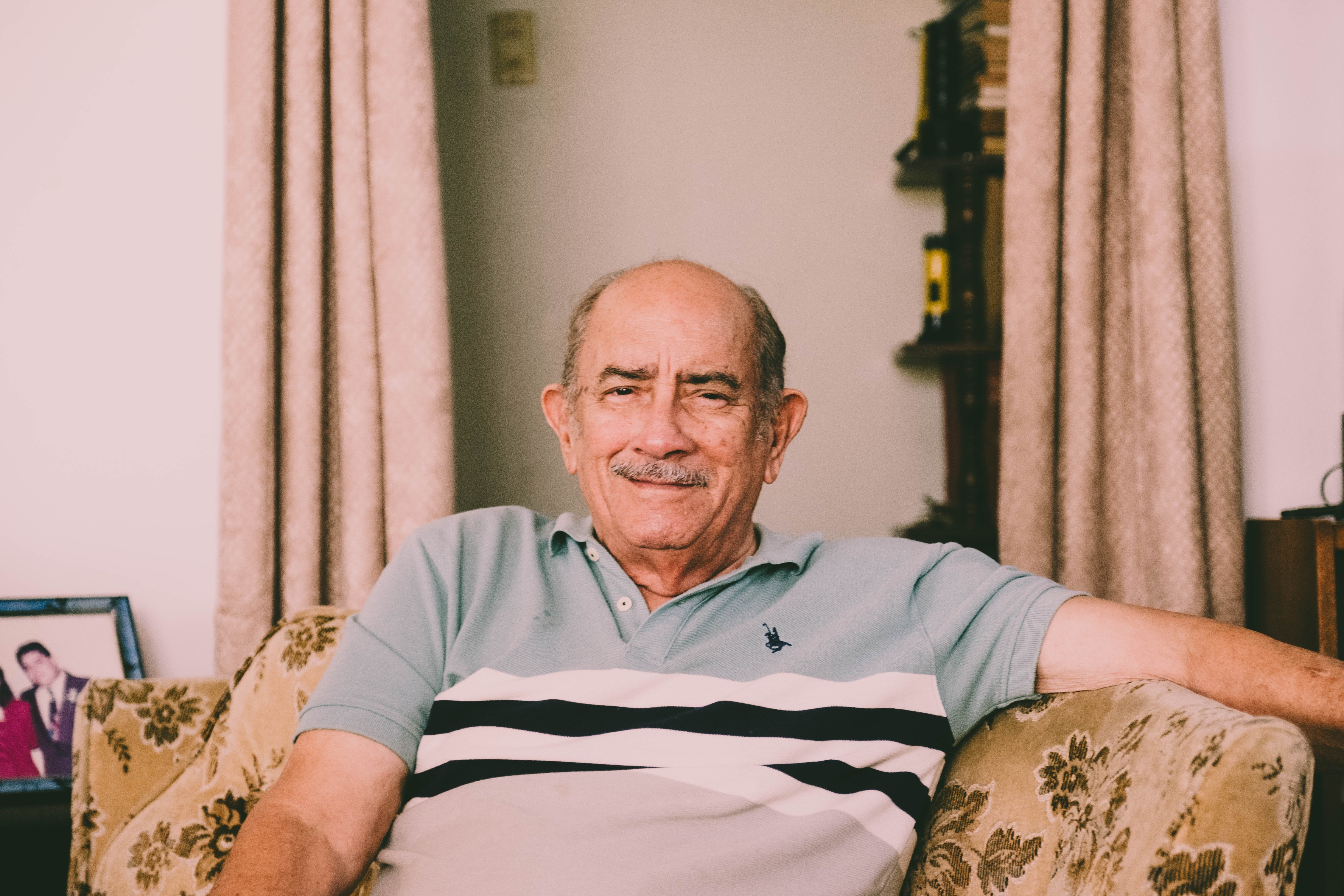 An elderly man sitting on a couch. | Photo: Pexels