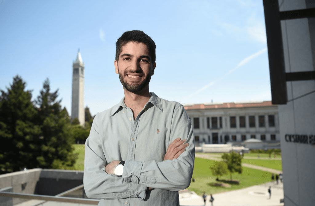 Kevin Benac pose à l'Université de Californie à Berkeley, en Californie, le 26 juillet 2018. Benac était le champion en titre de l'émission de télévision française "N'oubliez pas les paroles". | Photo : Getty Images