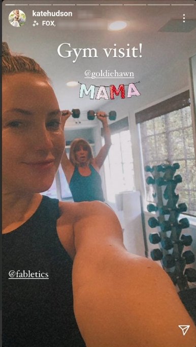 Kate Hudson and Goldie Hawn working out together at Kate's Los Angeles home on October 28, 2020 | Photo: Instagram/katehudson