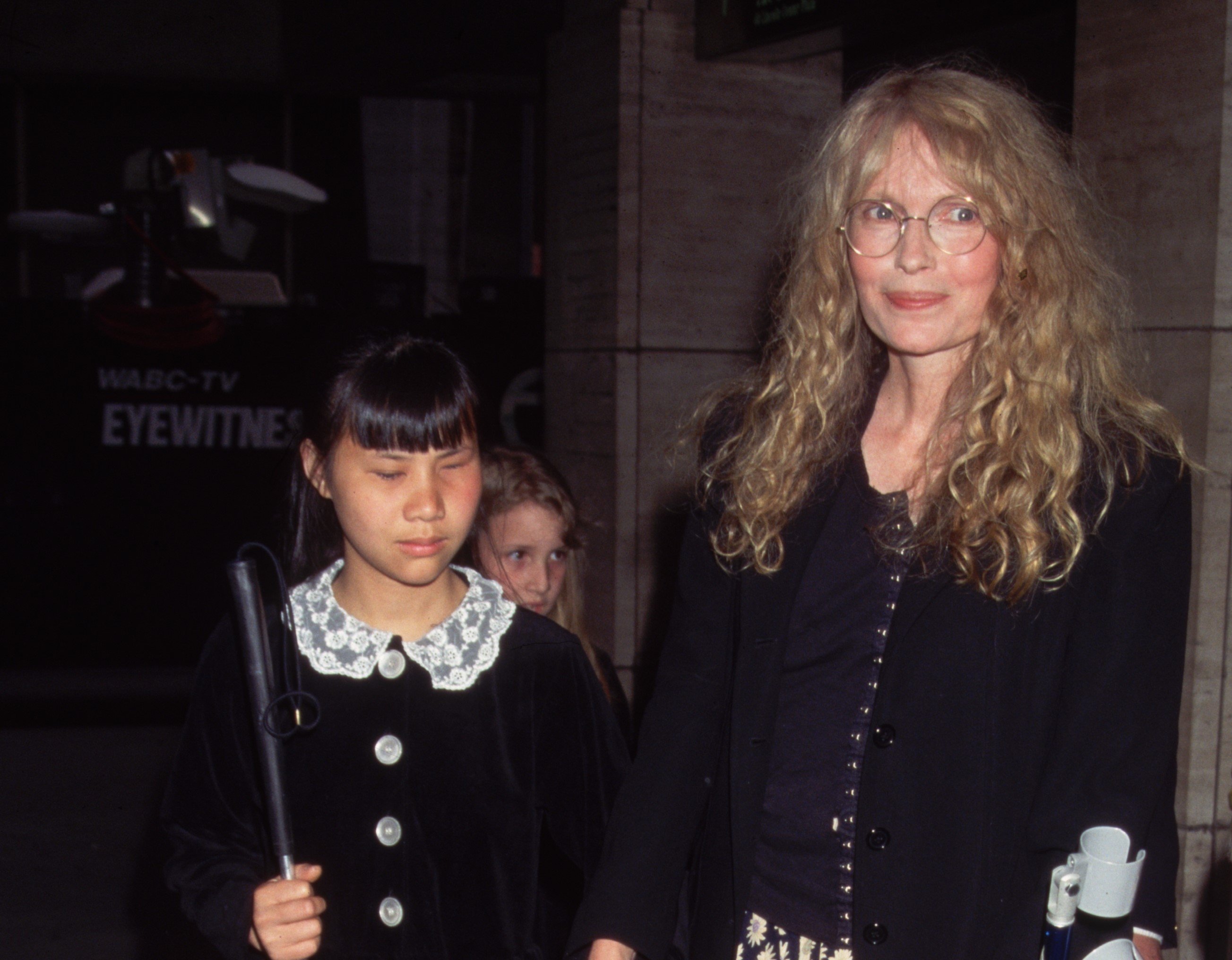 Mia Farrow and daughter Tam in New York City, in 1995. | Source: Getty Images