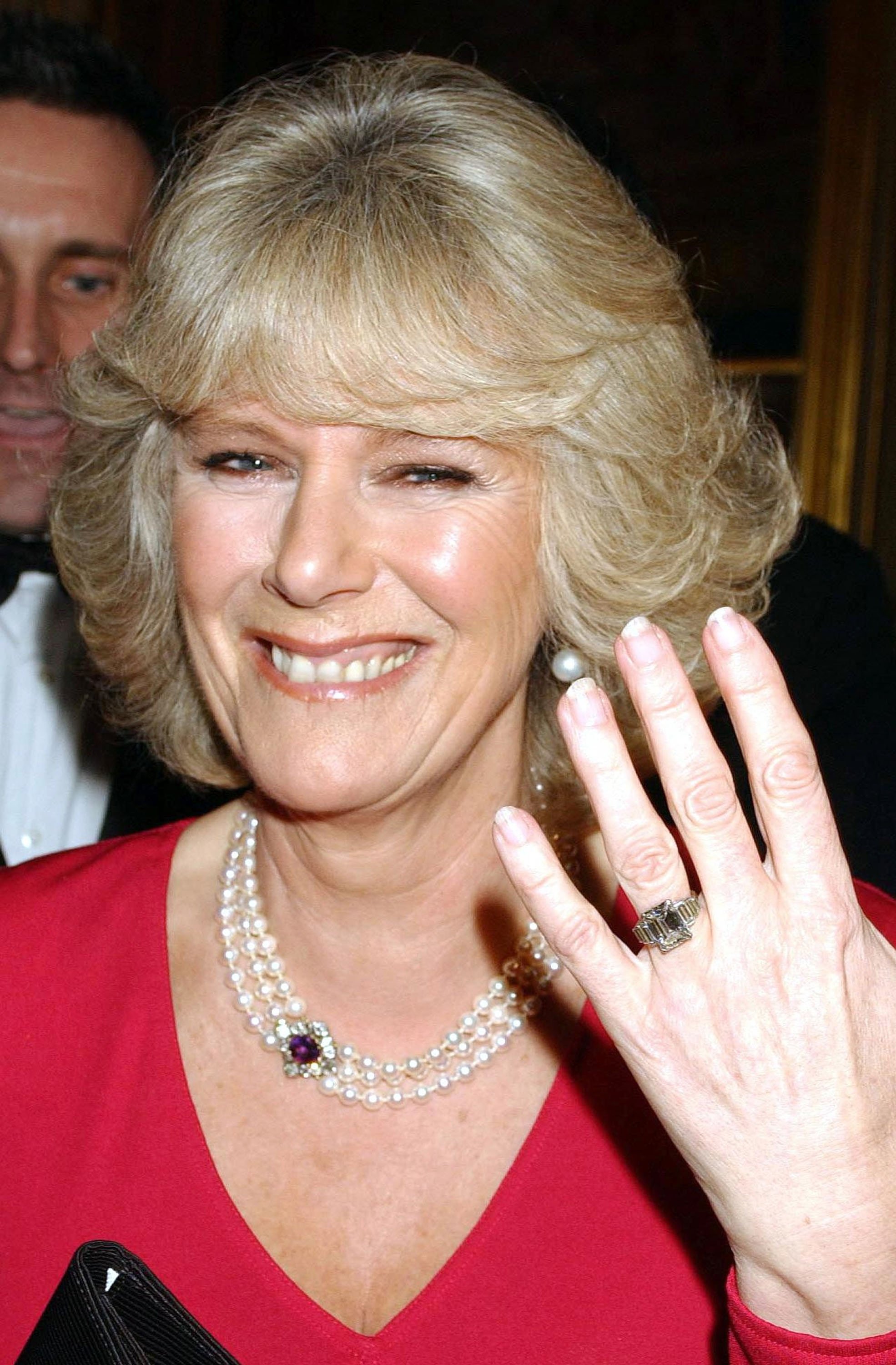 Camilla mostrando su anillo de compromiso a su llegada a una fiesta en el Castillo de Windsor el 10 de febrero de 2005 en Inglaterra. | Foto: Getty Images
