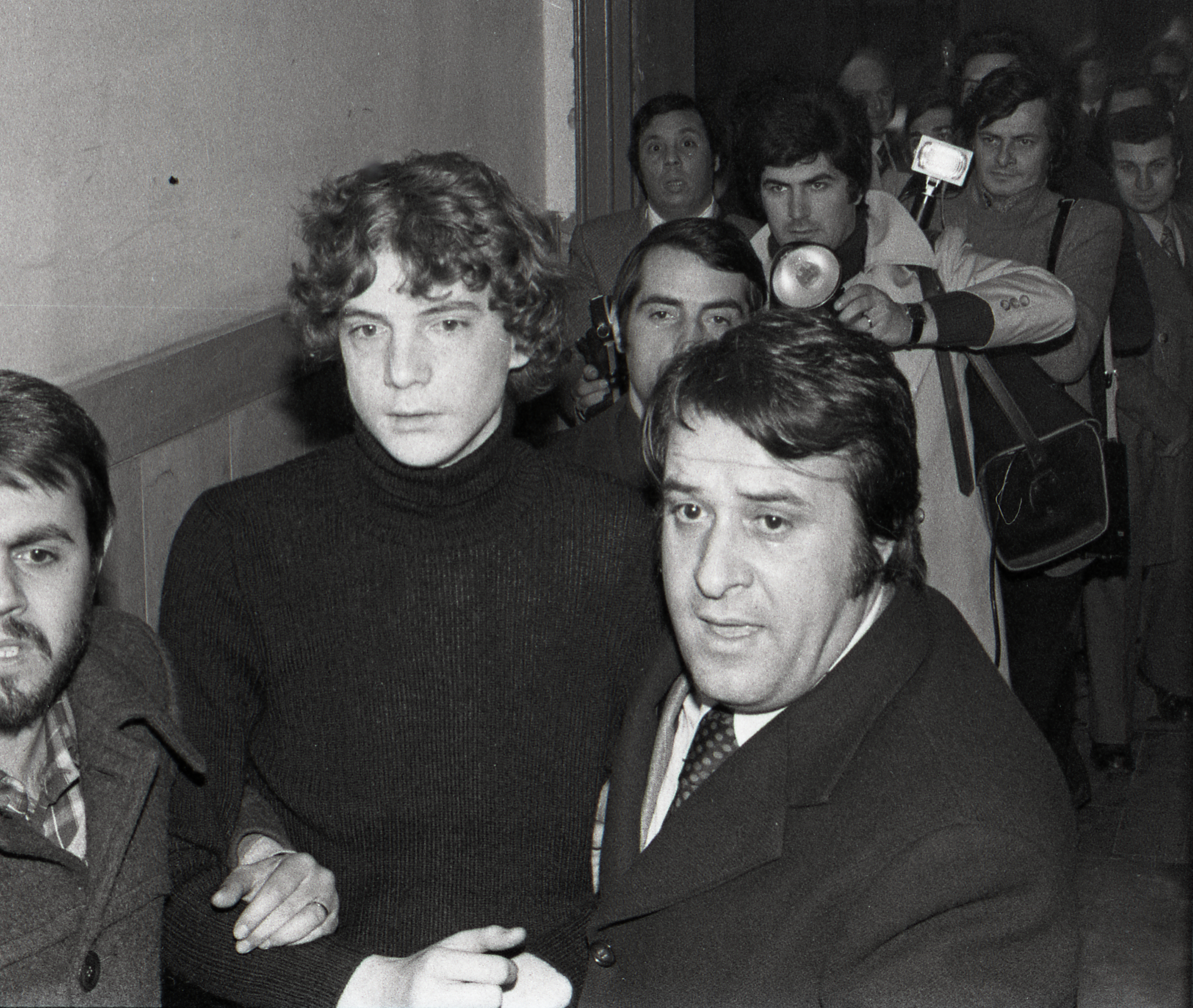 John Paul Getty III is escorted by plainclothes police as he arrives at Rome's Police Headquarters, on December 15, 1973. | Source: Getty Images