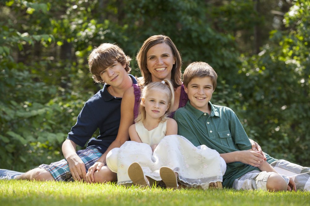 A photo of a single mother with three children. | Photo: Shutterstock