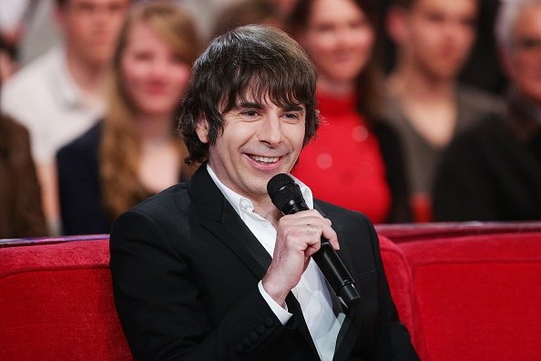 Thomas Fersen assiste à l'émission de télévision Vivement Dimanche à Paris, France, le 13 avril 2011. | Photo : Getty Images