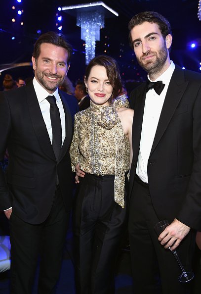 Bradley Cooper, Emma Stone, and Dave McCary at The Shrine Auditorium on January 27, 2019 in Los Angeles, California. | Photo: Getty Images