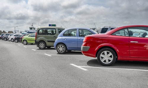 Voitures garées dans un parking | Photo : Shutterstock Voitures garées dans un parking | Photo : Shutterstock