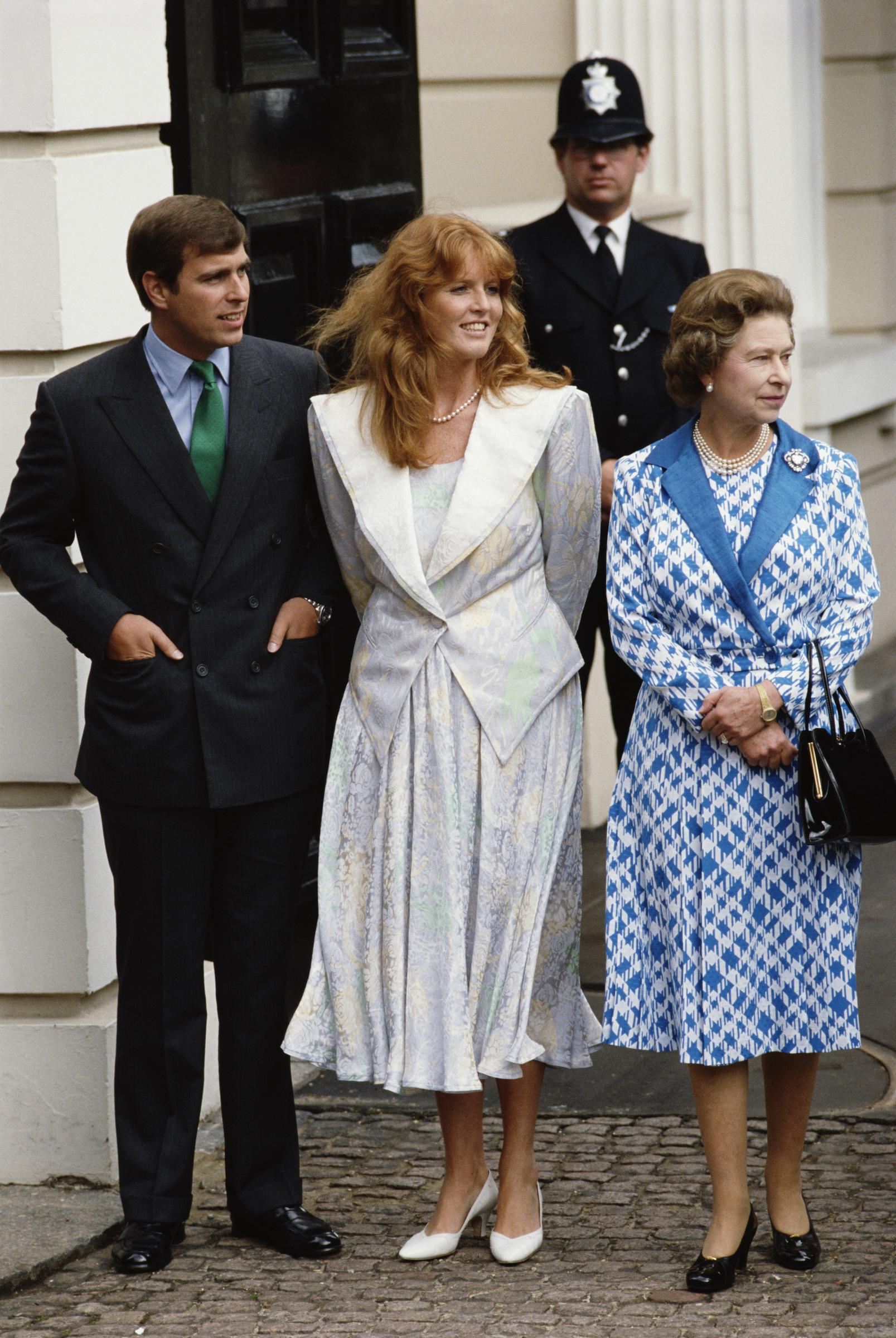 Andrew Mountbatten-Windsor, Sarah Ferguson, and Queen Elizabeth II are pictured on 4 August 1986 in London, England. | Source: Getty Images