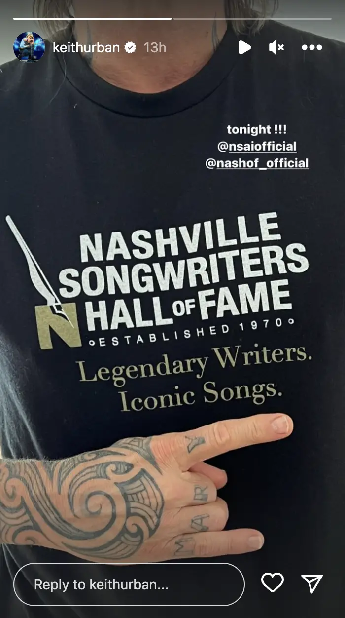 Keith Urban showing off a shirt about his latest award on his Instagram story | Source: instagram.com/stories/keithurban/