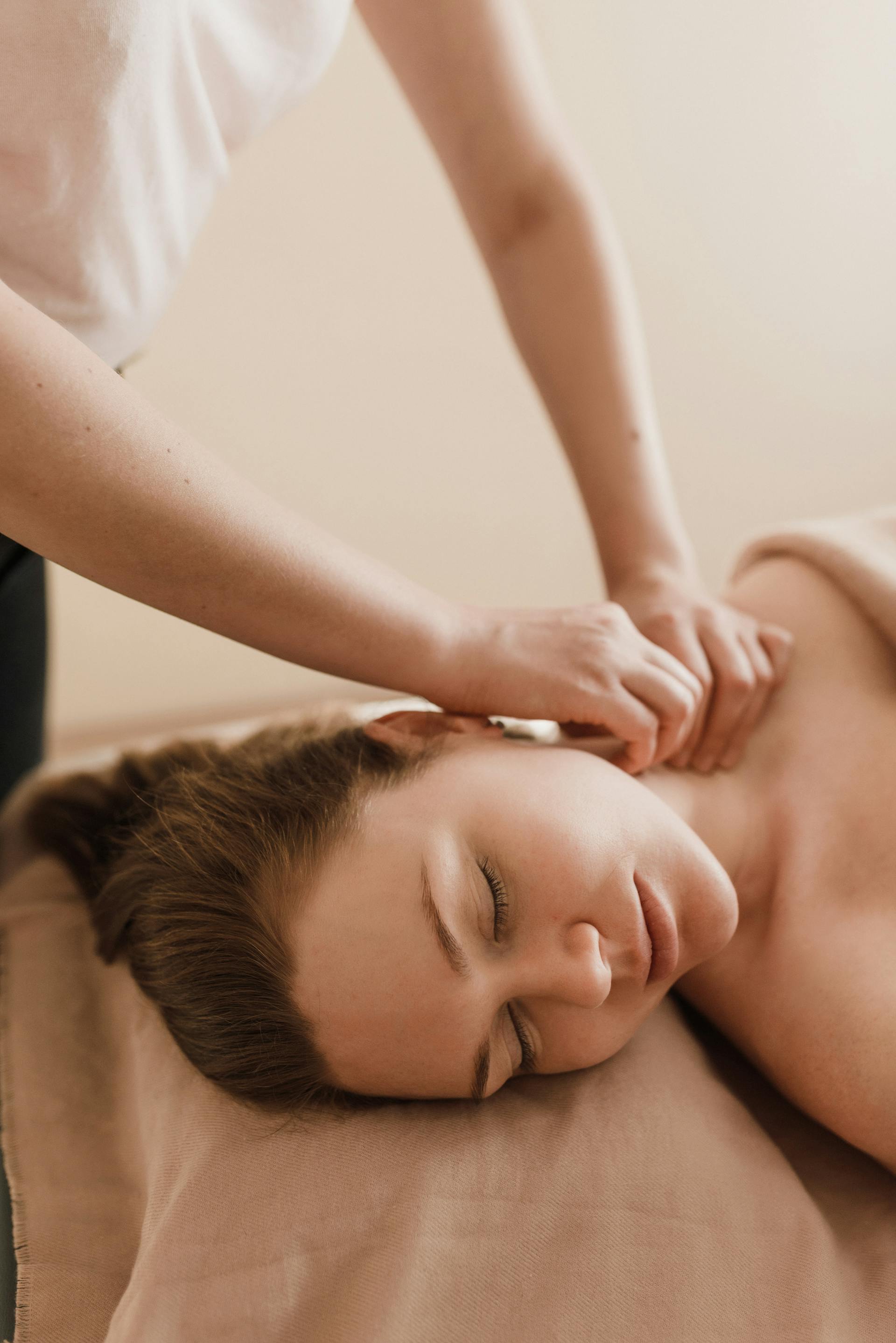 A woman getting a massage | Source: Pexels