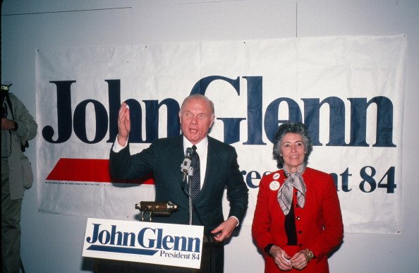 John Glenn, with his wife Annie by his side, campaigns for the Democratic Presidential nomination, Mississippi, in March 1984. | Photo: Getty Images