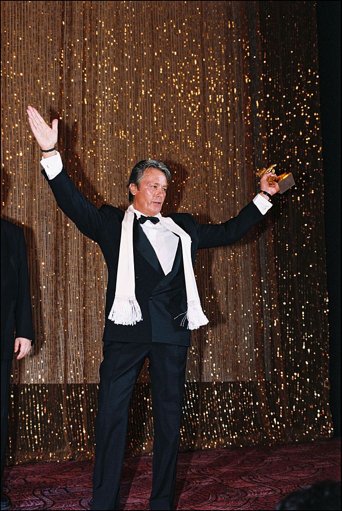 Alain Delon reçoit un ours d'or en Allemagne Le 17 février 1995-Alain Delon. | Photo : Getty Images