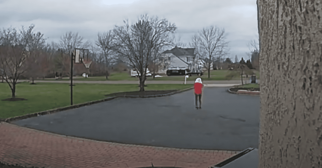 An elderly woman with dementia is just leaving her home |  Image: Youtube / Ring