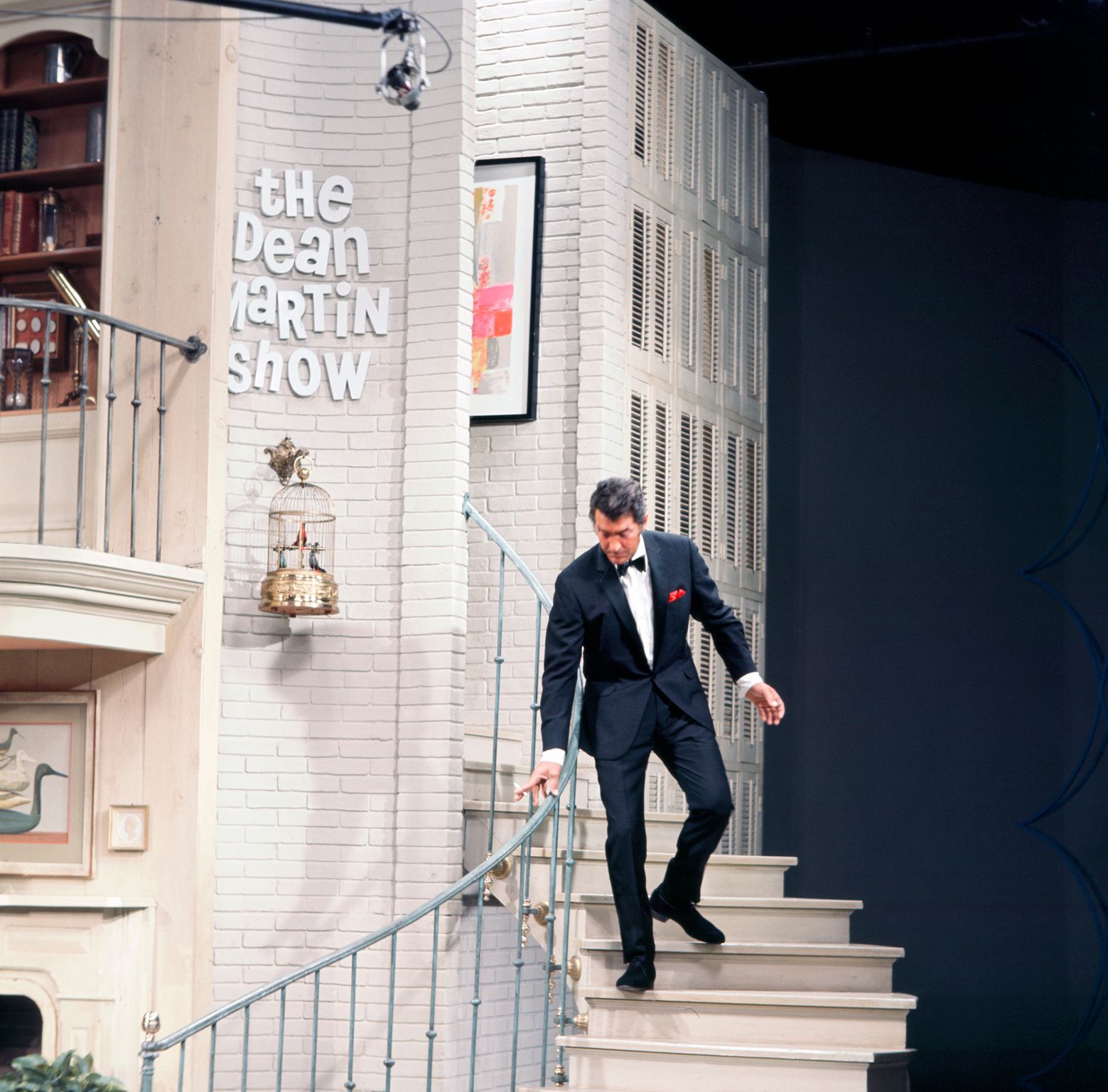 Dean Martin on the set of "The Dean Martin Show" circa 1970 | Photo: Getty Images 