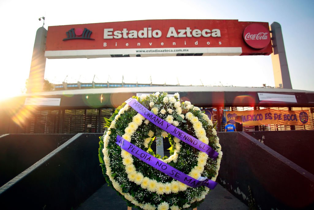 Ein Blumenkranz wird an einem Eingang als Hommage an Diego Maradona aufgestellt, der heute in Buenos Aires im Azteca-Stadion am 25. November 2020 in Mexiko-Stadt, Mexiko, gestorben ist (Foto von Mauricio Salas / Jam Media). I Quelle: Getty Images